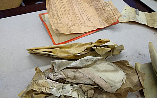 Specjaliści badają historyczne dokumenty znalezione w elbląskim Urzędzie Skarbowym